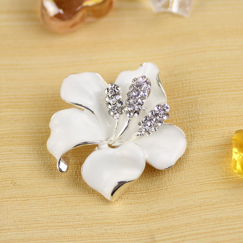 Merdia Brooch Pin for Women Flowers Brooch with Created Crystal | Elegant Brooches and Pins for women | Pearl Brooches for women with Flower Pins | Designer Brooch Collar Pins for women White 29.8g - Image 4